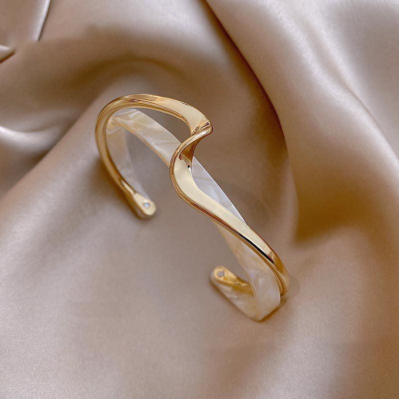 Elegant Seashell Strand Bracelet - Fabric of Cultures